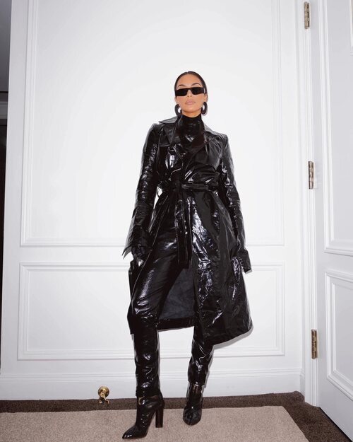 Kim Kardashian con un total look de Balenciaga efecto piel en Nueva York