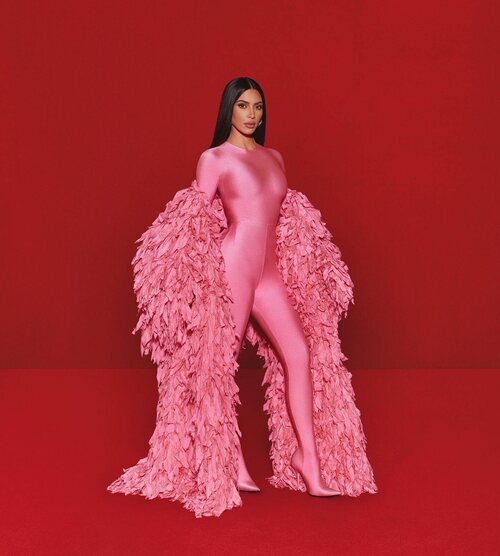 Look 1 de Kim Kardashian de Balenciaga en 'Saturday Night Live'