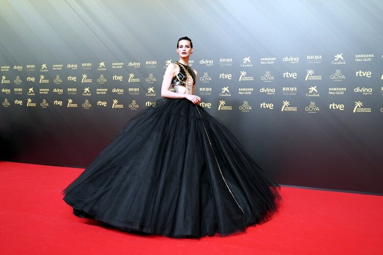 Milena Smit con diseño de Balmain en los Goya 2022