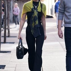 Bella Hadid llegando al desfile de Fendi o/i 2022/2023 en Milán