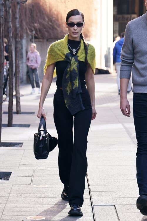 Bella Hadid llegando al desfile de Fendi o/i 2022/2023 en Milán