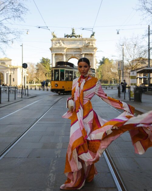 Alexandra Pereira llegando al desfile de Fendi o/i 2022/2023 en Milán