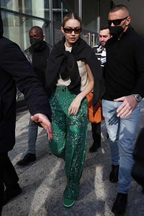 Gigi Hadid tras el desfile de Max Mara o/i 2022/2023 en Milán