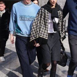 Bella Hadid tras el desfile de Max Mara o/i 2022/2023 en Milán