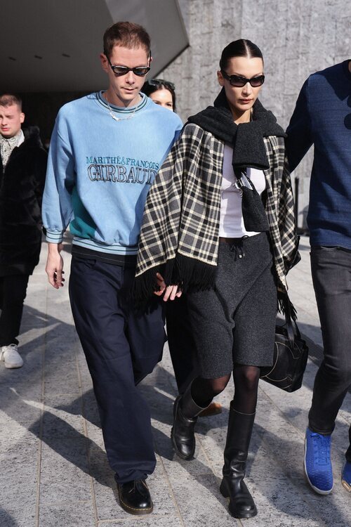 Bella Hadid tras el desfile de Max Mara o/i 2022/2023 en Milán