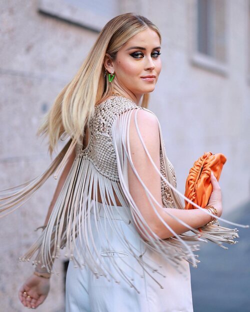 Valentina Ferragni llegando al desfile de Alberta Ferretti o/i 2022/2023 en Milán