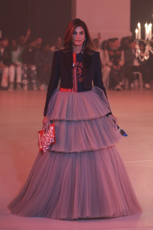 Cindy Crawford en el desfile otoño/invierno 2022/2023 de Off-White en la Semana de la moda de París