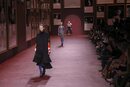 Carrusel de modelos en el desfile otoño/invierno 2022/2023 de Dior
