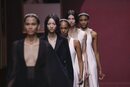 Carrusel de modelos cerrando el desfile otoño/invierno 2022/2023 de Dior