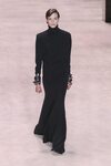 Vestido negro en el desfile otoño/invierno 2022/2023 de Saint Laurent