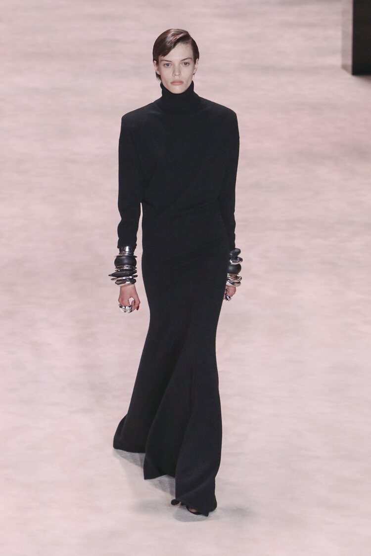 Vestido negro en el desfile otoño/invierno 2022/2023 de Saint Laurent