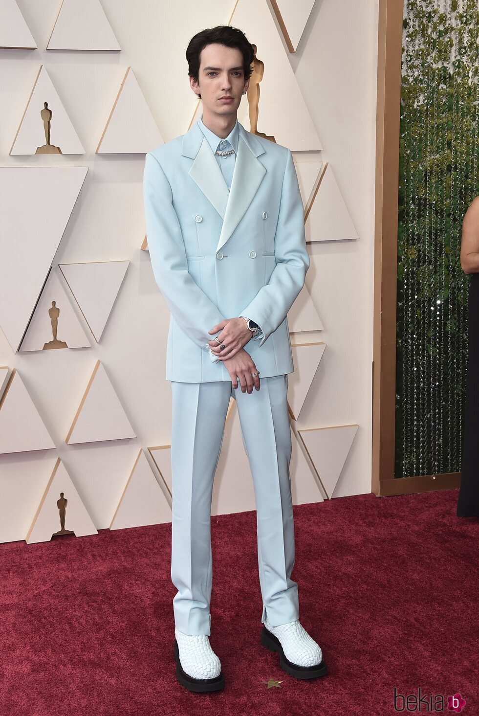 Kodi Smit McPhee de Fendi en los Premios Oscar 2022