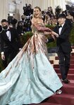 Blake Lively vestida de Versace en la MET Gala 2022
