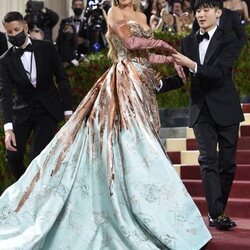 Blake Lively vestida de Versace en la MET Gala 2022