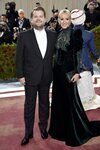 James Corden y Julia Carey en la MET Gala 2022