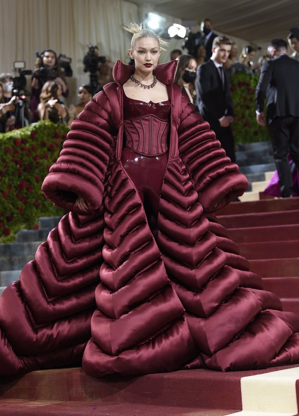 Gigi Hadid de Versaceen la MET Gala 2022
