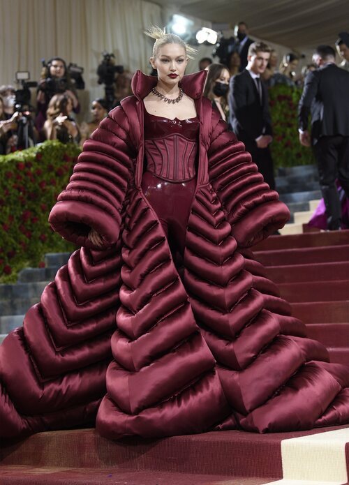 Gigi Hadid de Versaceen la MET Gala 2022