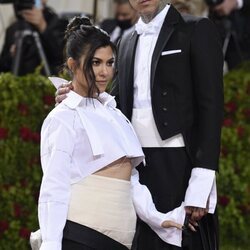 Kourtney Kardashian y Travis Barker de Thom Browne en la MET Gala 2022