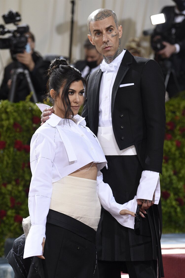 Kourtney Kardashian y Travis Barker de Thom Browne en la MET Gala 2022