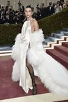 Hailey Bieber de Saint Laurent en la MET Gala 2022
