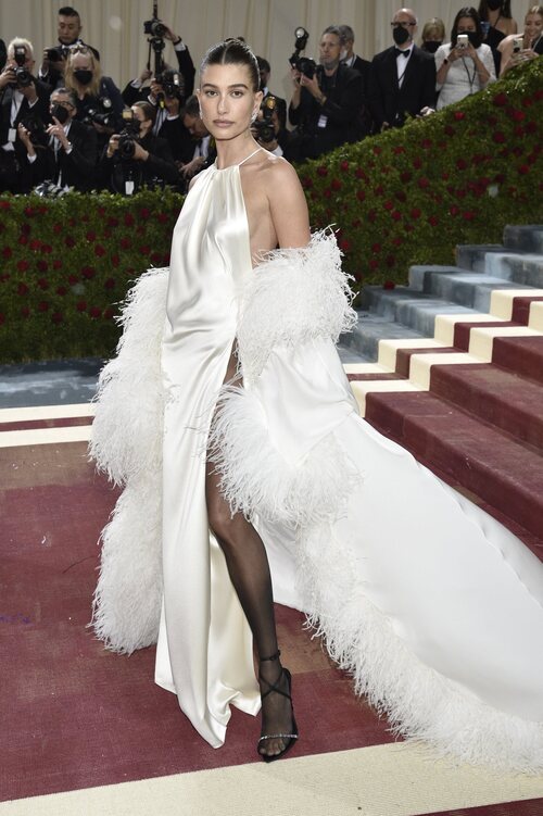 Hailey Bieber de Saint Laurent en la MET Gala 2022