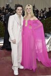 Brooklyn Beckham y Nicola Peltz de Valentino en la MET Gala 2022