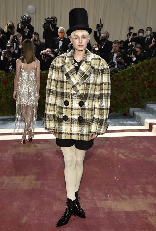 Emma Corrin de Miu Miu en la MET Gala 2022