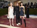 Emma Stone, Nicolas Ghesquiere y Hoyeon Jung de Louis Vuitton en la MET Gala 2022