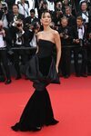 Bella Hadid con un vestido de Versace primavera/verano 1987 en el Festival de Cannes 2022