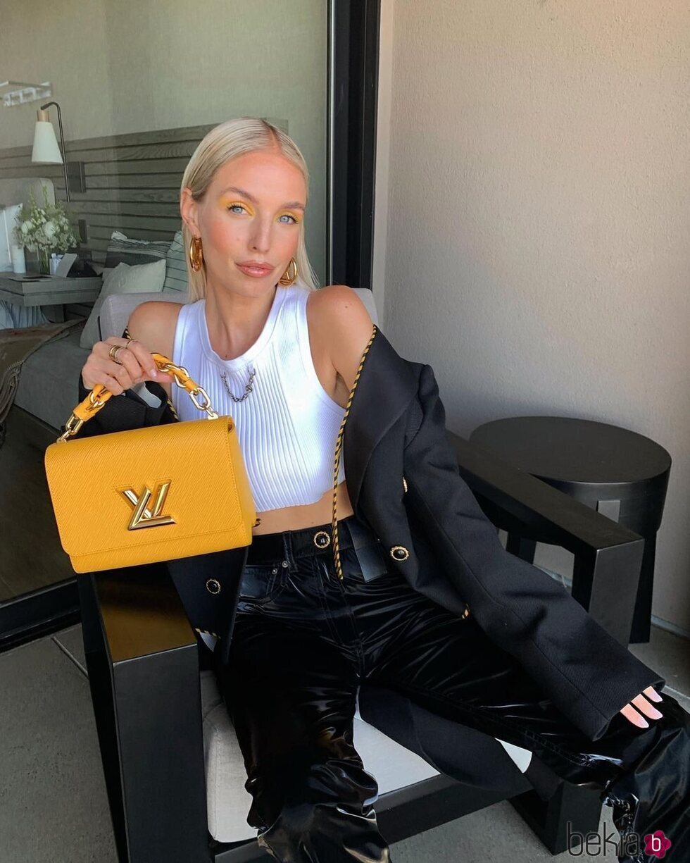 Leonie Hann con un top blanco de Louis Vuitton en su desfile crucero