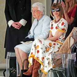 La Reina Isabel II junto a Anna Wintour en un desfiles Richard Quinn durante la Semana de la Moda de Londres 2018