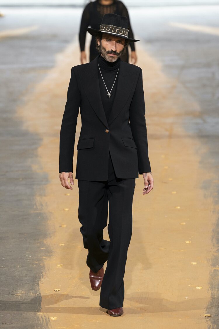 Leiva desfilando para Gabriela Hearst en la Semana de la Moda de Nueva York primavera/verano 2023