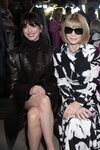 Anne Hathaway y Anna Wintour en el desfile primavera/verano 2023 en la NYFW
