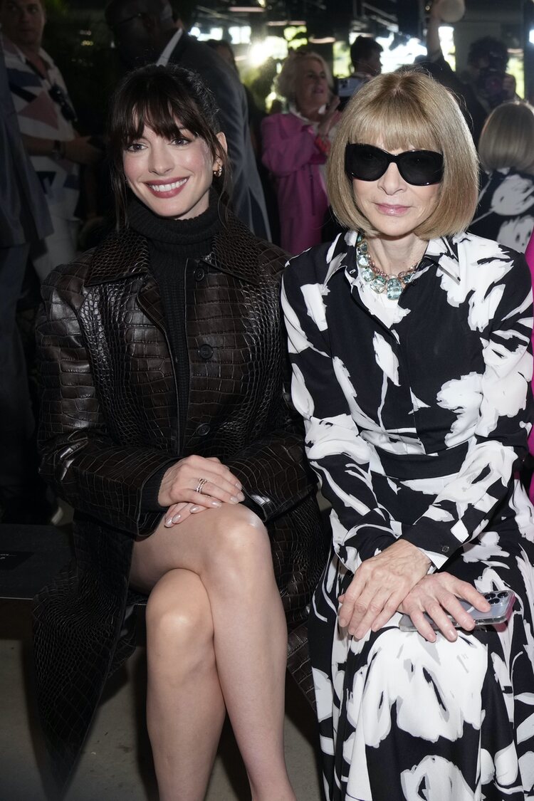 Anne Hathaway y Anna Wintour en el desfile primavera/verano 2023 en la NYFW