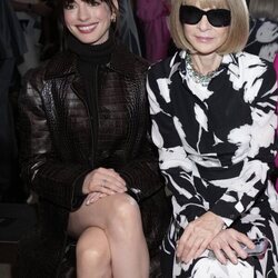 Anne Hathaway y Anna Wintour en el desfile primavera/verano 2023 en la NYFW