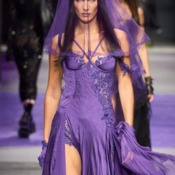 Bella Hadid desfilando para Versace en su colección primavera/verano 2023