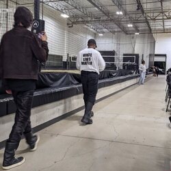 Kanye West vistiendo la camiseta 'White Lives Matters'