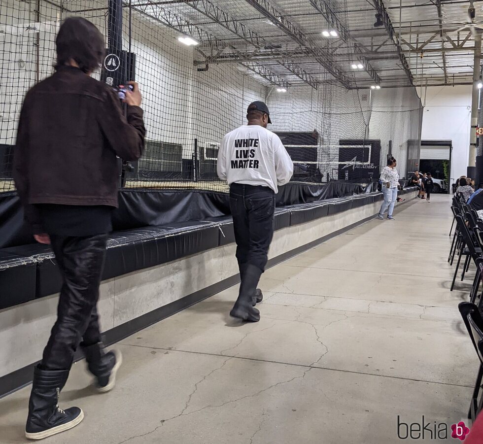 Kanye West vistiendo la camiseta 'White Lives Matters'