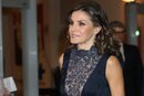 La Reina Letizia luciendo un vestido azul de escote pronunciado que perteneció a la Reina Sofía