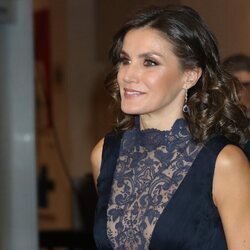 La Reina Letizia luciendo un vestido azul de escote pronunciado que perteneció a la Reina Sofía