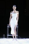 Bella Hadid con el vestido viral de Coperni creado sobre la pasarela
