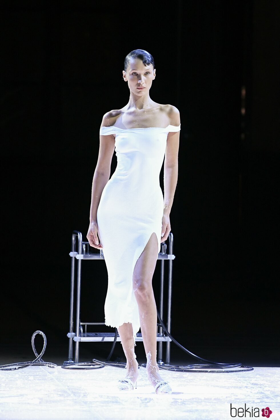 Bella Hadid con el vestido viral de Coperni creado sobre la pasarela