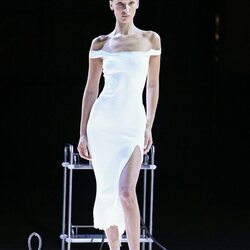 Bella Hadid con el vestido viral de Coperni creado sobre la pasarela