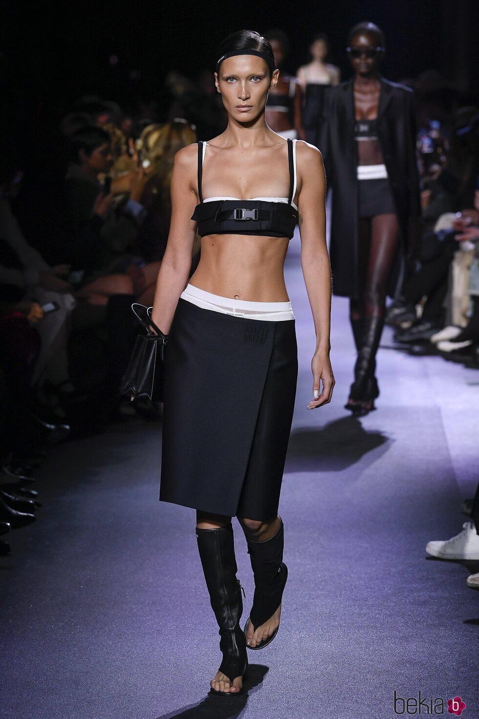 Bella Hadid desfilando para Miu Miu primavera/verano 2023
