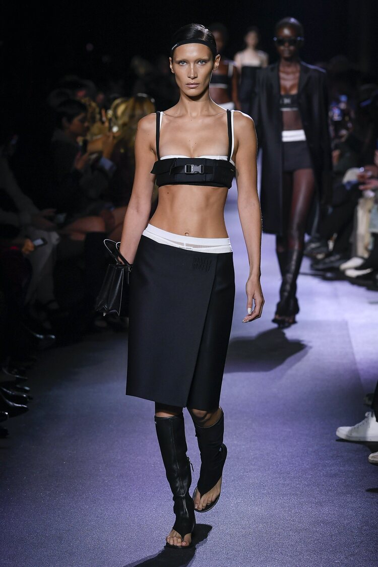 Bella Hadid desfilando para Miu Miu primavera/verano 2023