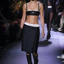 Bella Hadid desfilando para Miu Miu primavera/verano 2023