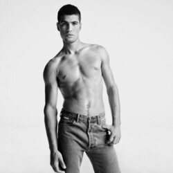 Carlos Alcaraz posando en la campaña de Calvin Klein