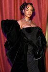 Rihanna, de Schiaparelli Alta Costura en los Globos de Oro 2023