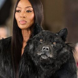 Naomi Campbell con el abrigo lobo Alta Costura otoño/invierno 2023 de Schiaparelli