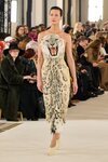 Shalom Harlow con el vestido leopardo Alta Costura otoño/invierno 2023 de Schiaparelli